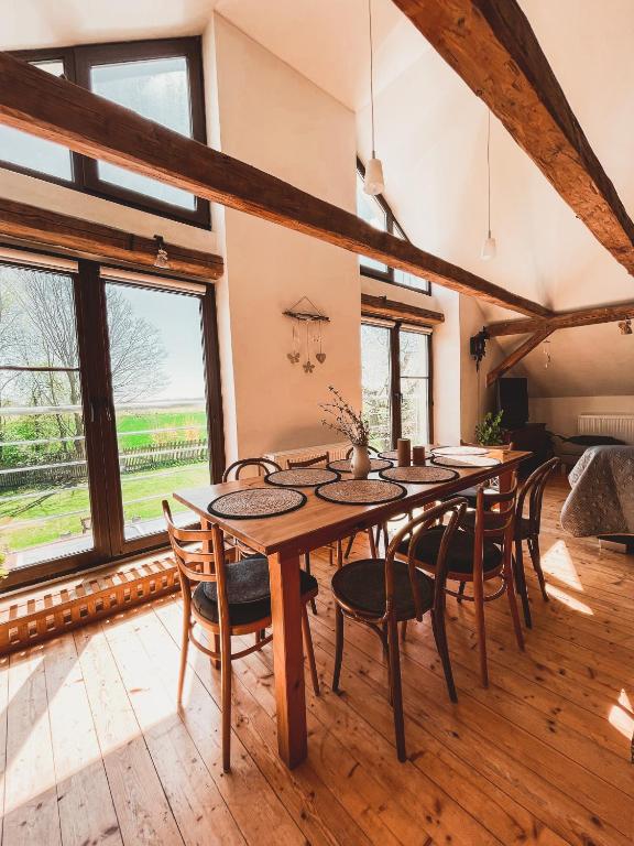 una sala da pranzo con un grande tavolo e sedie in legno di Rodinné apartmány Angelika a Česká Lípa