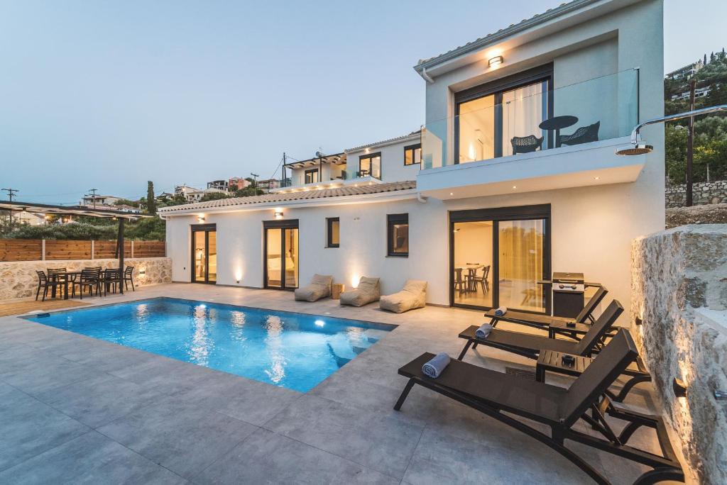 Bazén v ubytovaní Nemesis Luxury Villas alebo v jeho blízkosti