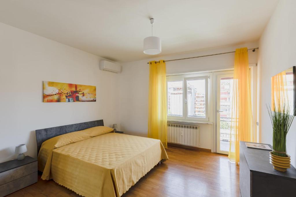 - une chambre avec un lit et une grande fenêtre dans l'établissement Cinecittà incantevole e moderno 2+2+1 AC WiFi, à Rome