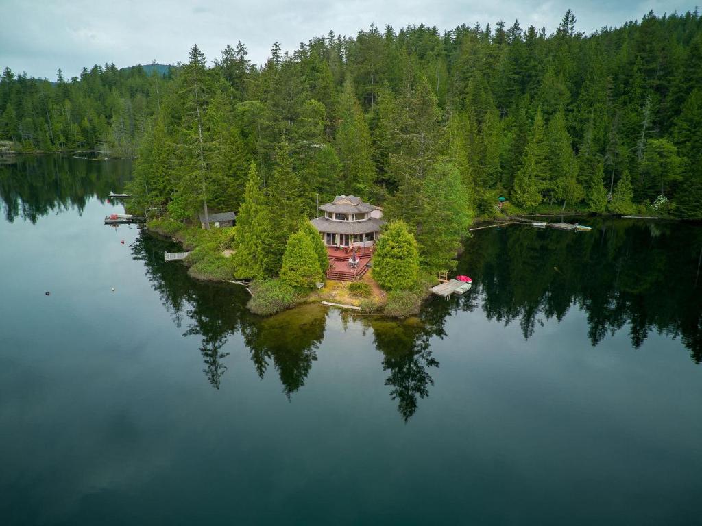 ein Haus auf einer Insel inmitten eines Sees in der Unterkunft North Lake Waterfront Home in Egmont