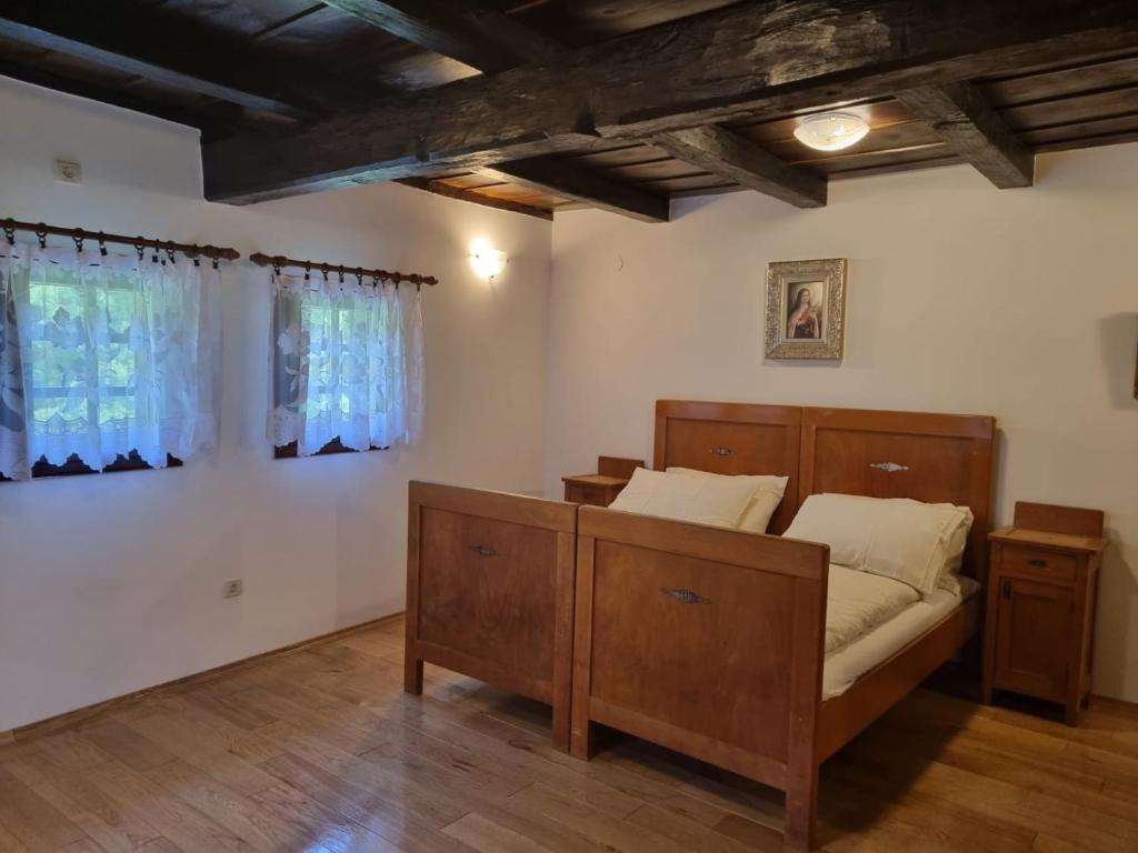 - un salon avec un lit et une fenêtre dans l'établissement Oak Holiday House Nature, à Krapje