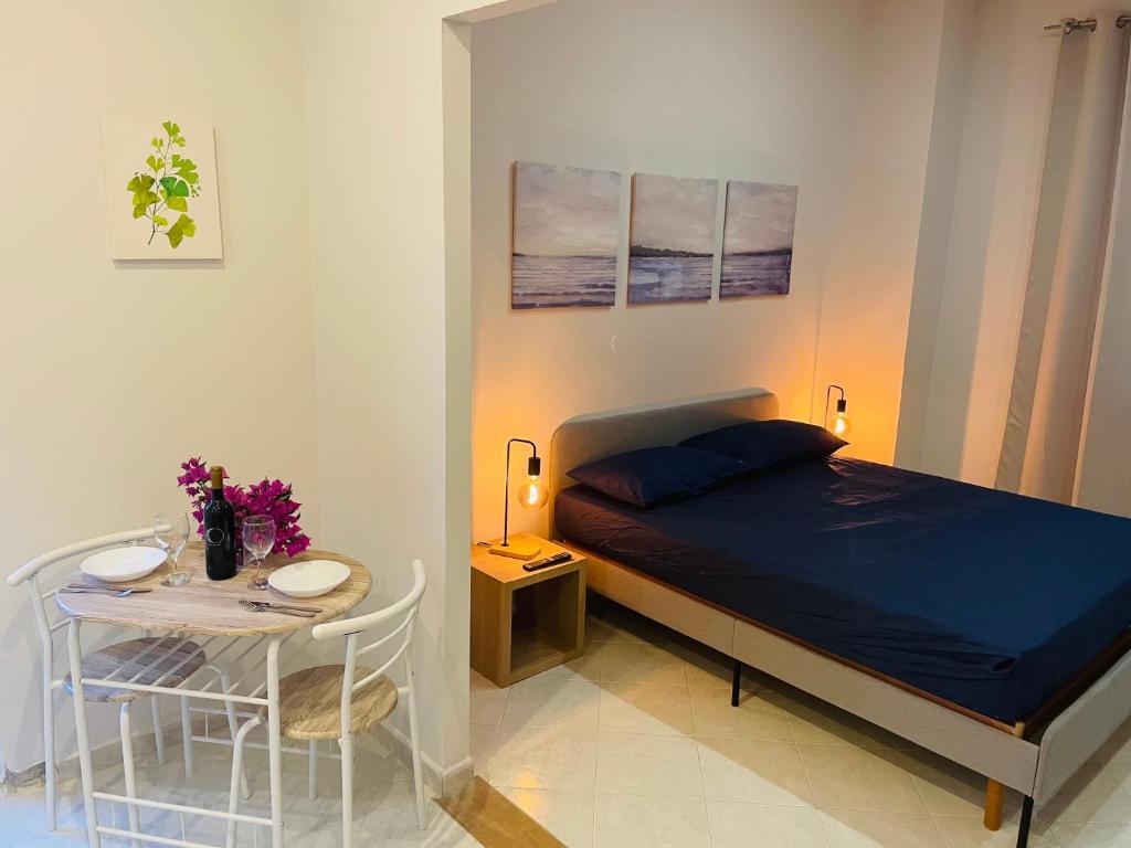 Dormitorio pequeño con cama y mesa en Villa Sibilla, en Bacoli