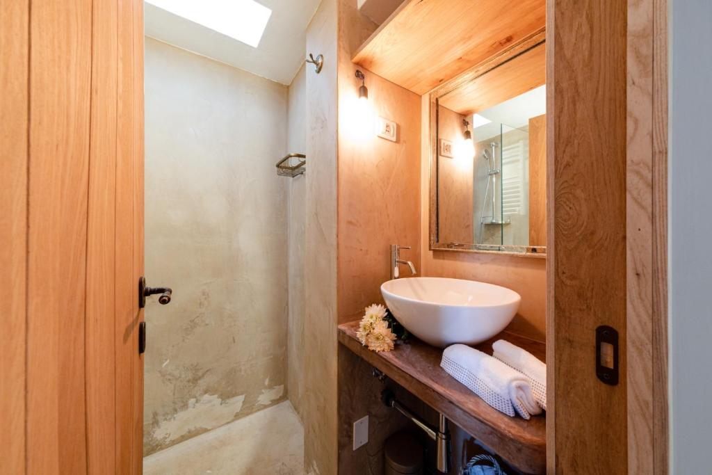 A bathroom at HelloAPULIA Typical Cottage Lamia delle Murge - Private Pool & Scenic Hilltop Retreat - Pet friendly