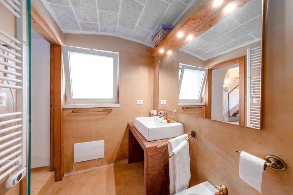 A bathroom at HelloAPULIA Typical Cottage Lamia delle Murge - Private Pool & Scenic Hilltop Retreat - Pet friendly