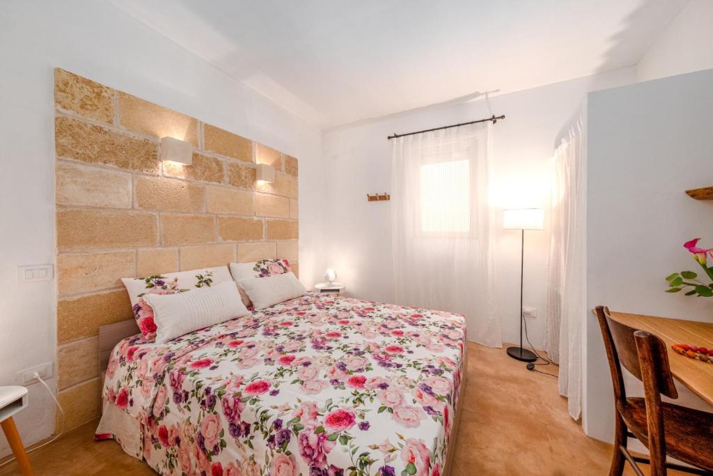 A bed or beds in a room at HelloAPULIA Typical Cottage Lamia delle Murge - Private Pool & Scenic Hilltop Retreat - Pet friendly
