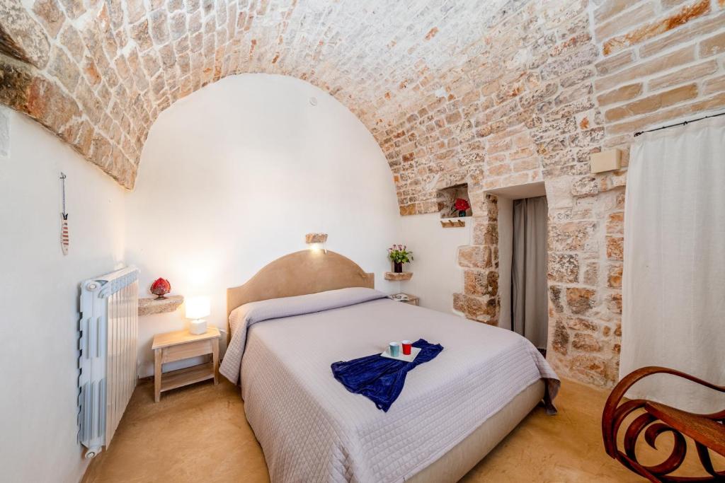 A bed or beds in a room at HelloAPULIA Typical Cottage Lamia delle Murge - Private Pool & Scenic Hilltop Retreat - Pet friendly