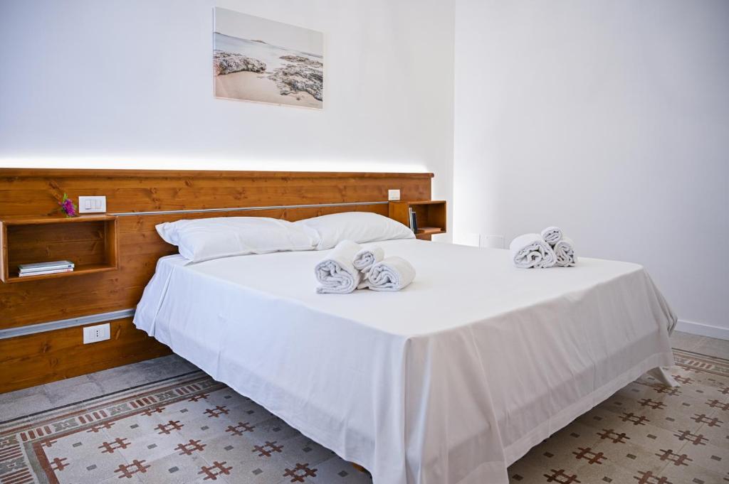 Postel nebo postele na pokoji v ubytování Dimora Savarino Marzamemi Suites with pool