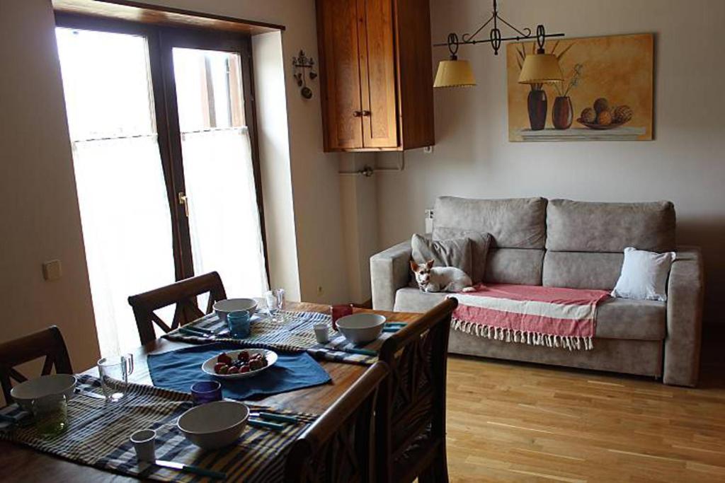 sala de estar con mesa y sofá en Lovely triplex apartment in La vall de Boi en Pla de l'Ermita