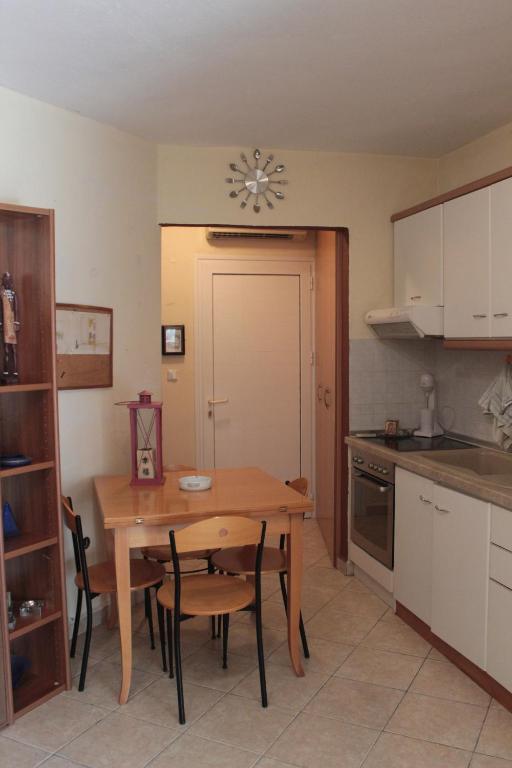 Kuchyň nebo kuchyňský kout v ubytování Sofia's Apartment 70m from the Sea in Toroni.