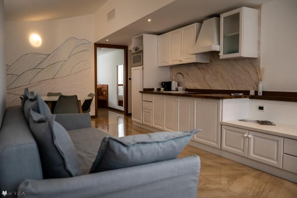salon z kanapą i kuchnią w obiekcie Casa Valcellina Hotel Ristorante w mieście Montereale Valcellina
