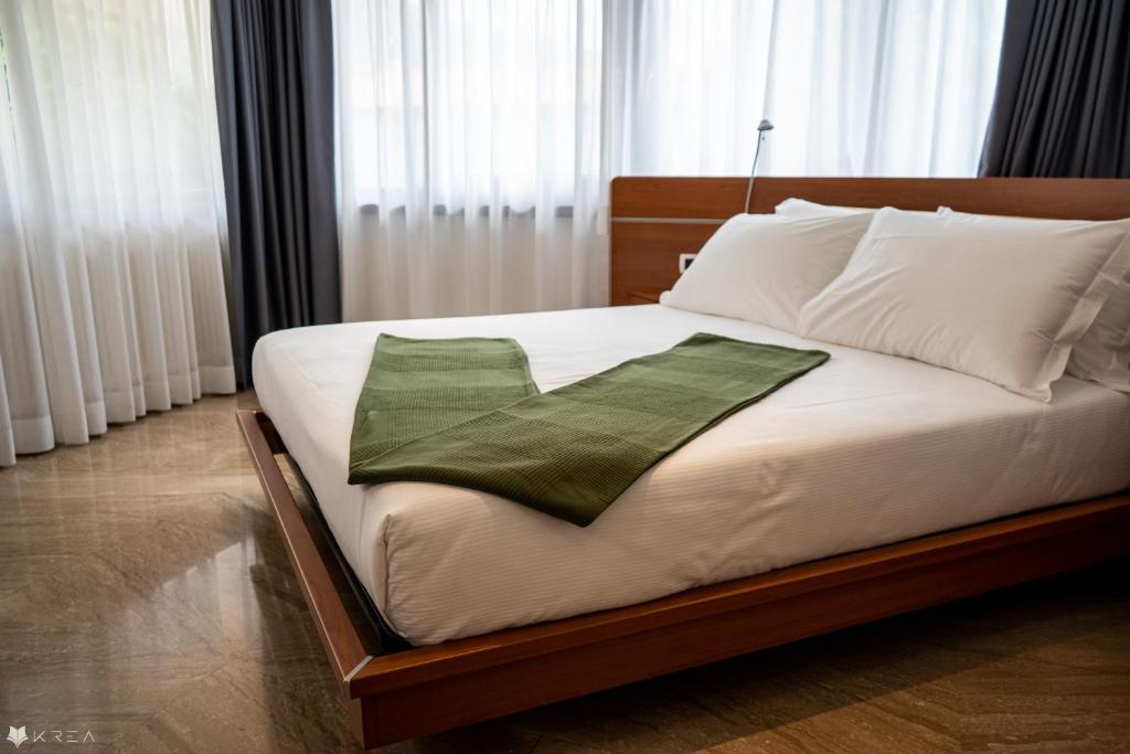 Łóżko lub łóżka w pokoju w obiekcie Casa Valcellina Hotel Ristorante