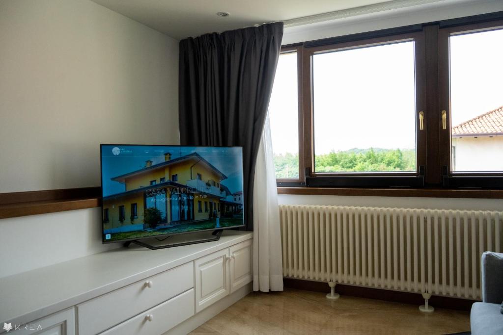 Telewizja i/lub zestaw kina domowego w obiekcie Casa Valcellina Hotel Ristorante