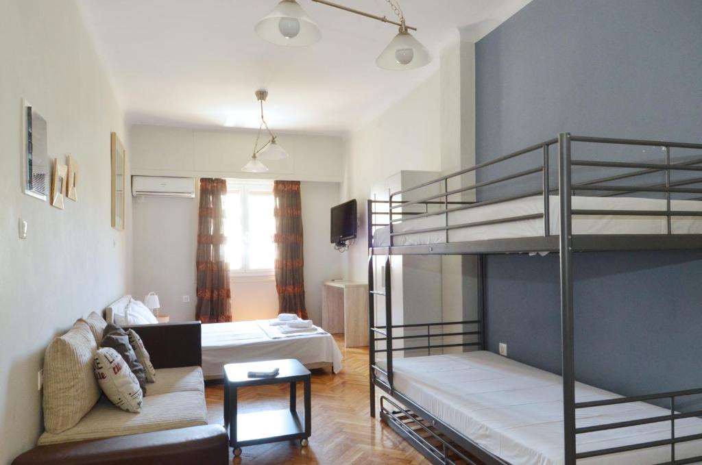 uma sala de estar com 2 beliches e um sofá em Stathmos Larissis A, a cozy 2BR Apartment, Clo... em Atenas