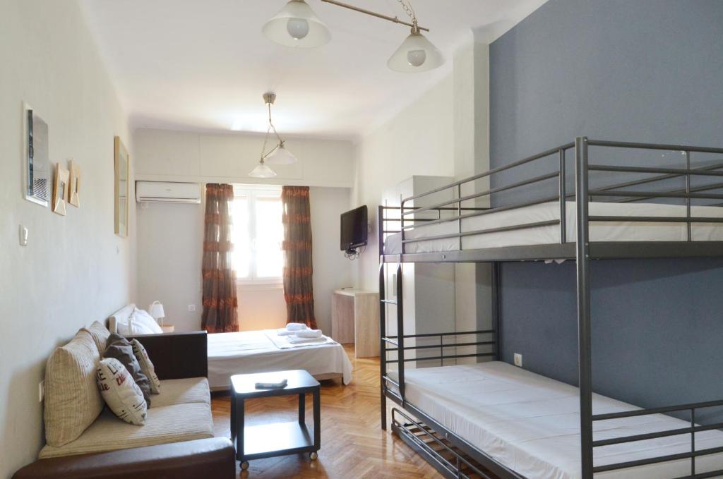 Posteľ alebo postele v izbe v ubytovaní Stathmos Larissis A, a cozy 2BR Apartment, Clo...