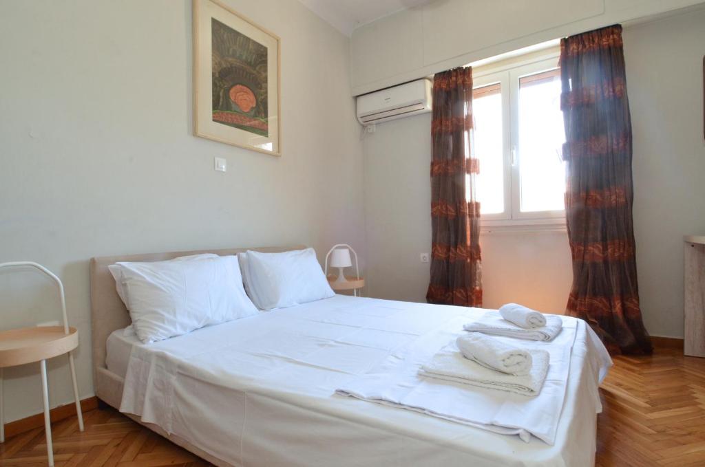 Posteľ alebo postele v izbe v ubytovaní Stathmos Larissis A, a cozy 2BR Apartment, Clo...
