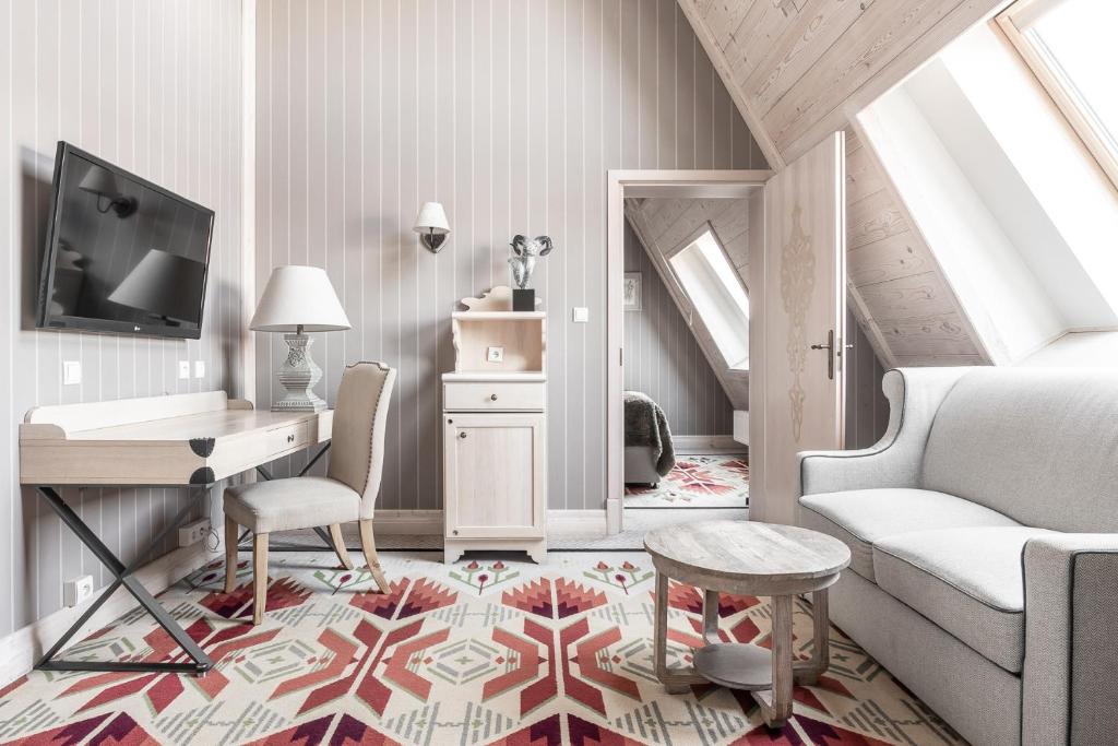 TV a/nebo společenská místnost v ubytování Aries Hotel & SPA Zakopane