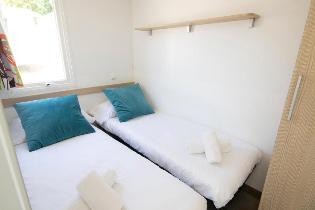 Postel nebo postele na pokoji v ubytování Somo Bungalow Resort - Camping Latas