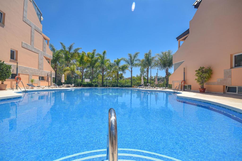 Bazén v ubytování Penthouse with sea views in Nueva Andalucia nebo v jeho okolí
