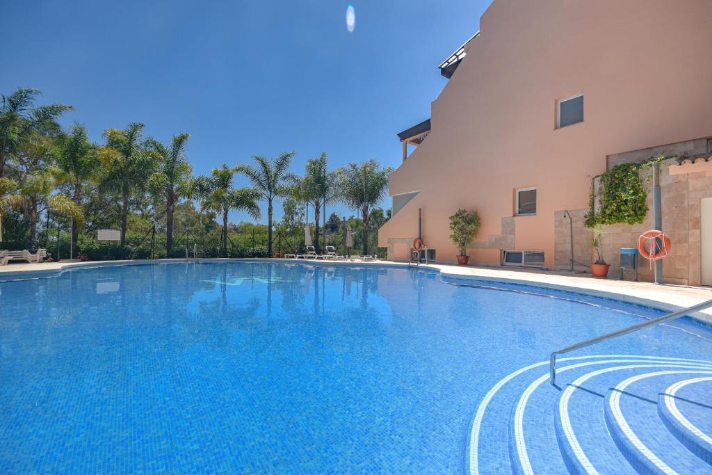 Bazén v ubytování Penthouse with sea views in Nueva Andalucia nebo v jeho okolí