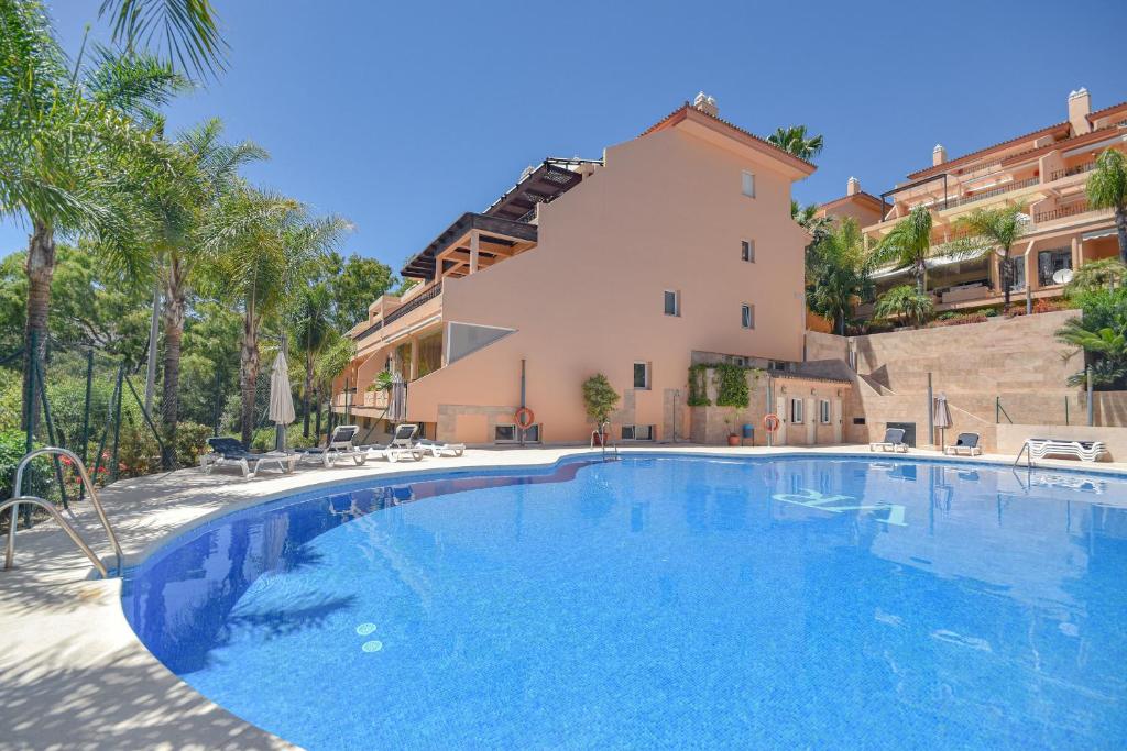 Bazén v ubytování Penthouse with sea views in Nueva Andalucia nebo v jeho okolí