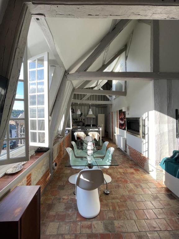 een woonkamer met een bank en een tafel bij Le Loft du Homard Bleu - entre Ciel et Mer - Free Parking 500m in Honfleur