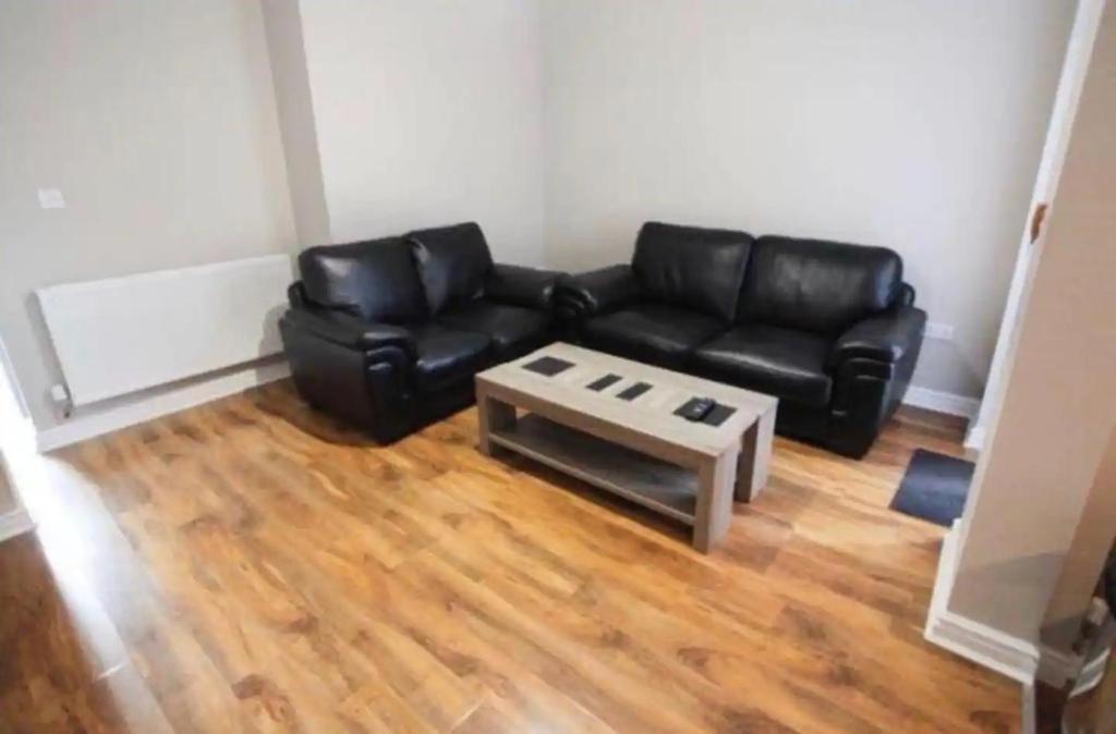A seating area at Host Liverpool - City Centre Townhouse, Group Friendly & Parking