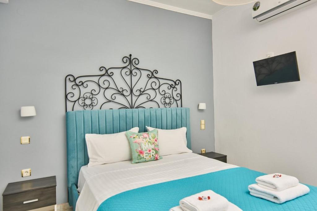 A bed or beds in a room at Ostria Apartments