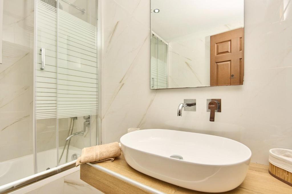 A bathroom at Ostria Apartments