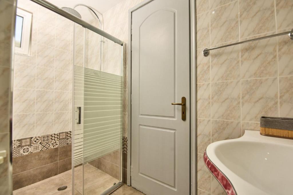 A bathroom at Ostria Apartments