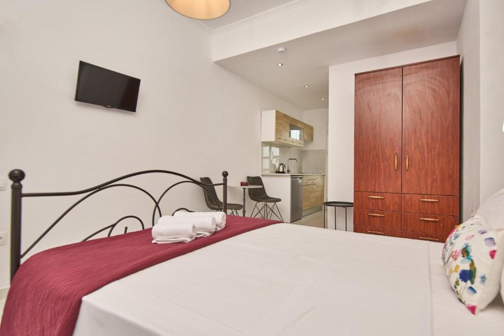 A bed or beds in a room at Ostria Apartments