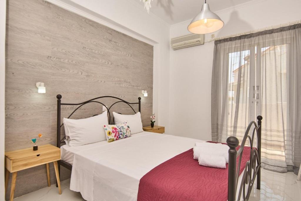 A bed or beds in a room at Ostria Apartments