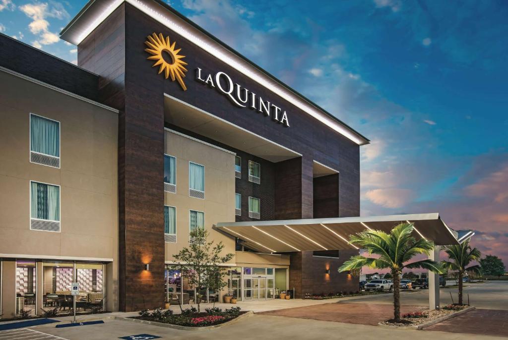 a rendering of a la quinta inn suites at La Quinta by Wyndham Dallas Plano - The Colony in The Colony