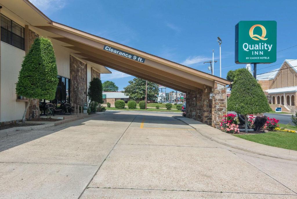 a building with a sign that readsquality inn at Quality Inn Magnolia in Magnolia