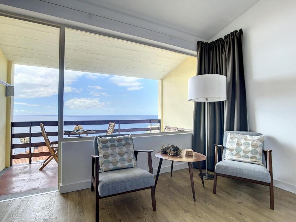 ein Wohnzimmer mit Meerblick in der Unterkunft Madeira Ocean View by Atlantic Holiday in Caniço