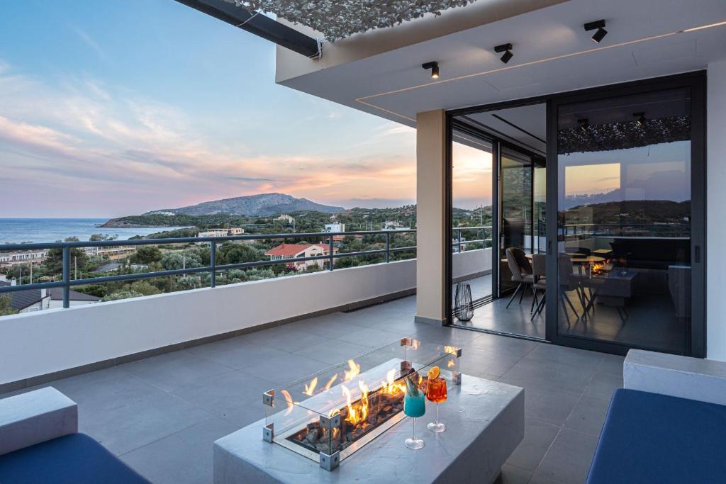 Cette maison dispose d'un balcon avec vue sur l'océan. dans l'établissement Sounio Panoramic Loft, à Cap Sounion