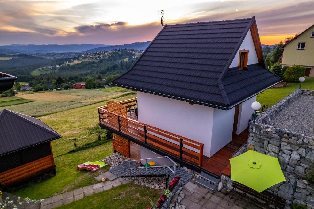 Nespecifikovaný výhled na hory nebo výhled na hory při pohledu z prázdninového domu
