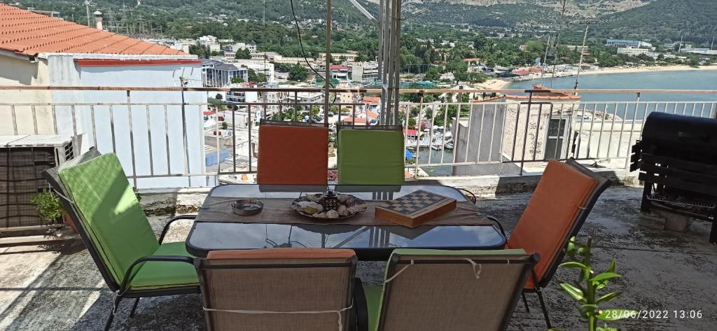 una mesa y sillas en la parte superior de un balcón en Mama's House, en Kavala