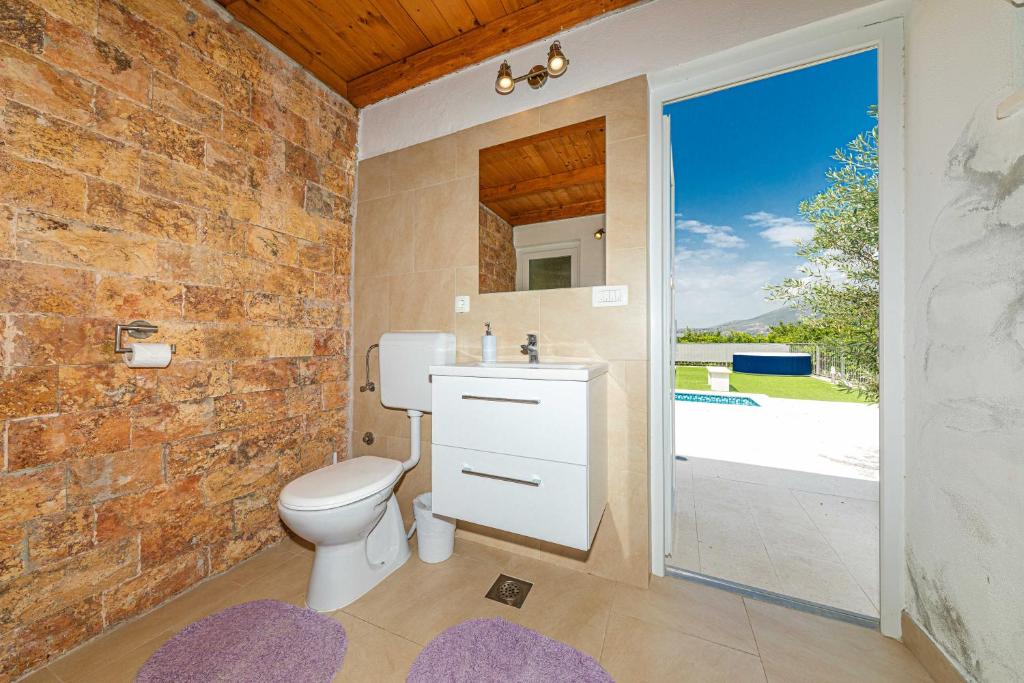 Kúpeľňa v ubytovaní Home Away from home with outdoor pool, botanical garden and a beautiful sea view