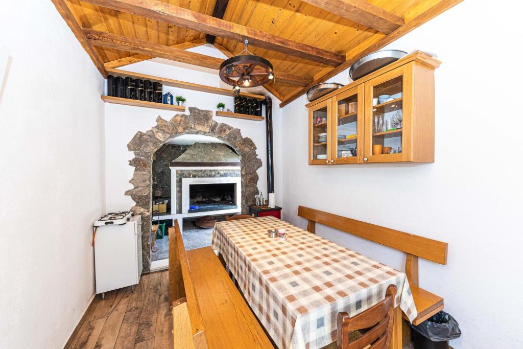 Kuchyňa alebo kuchynka v ubytovaní Home Away from home with outdoor pool, botanical garden and a beautiful sea view