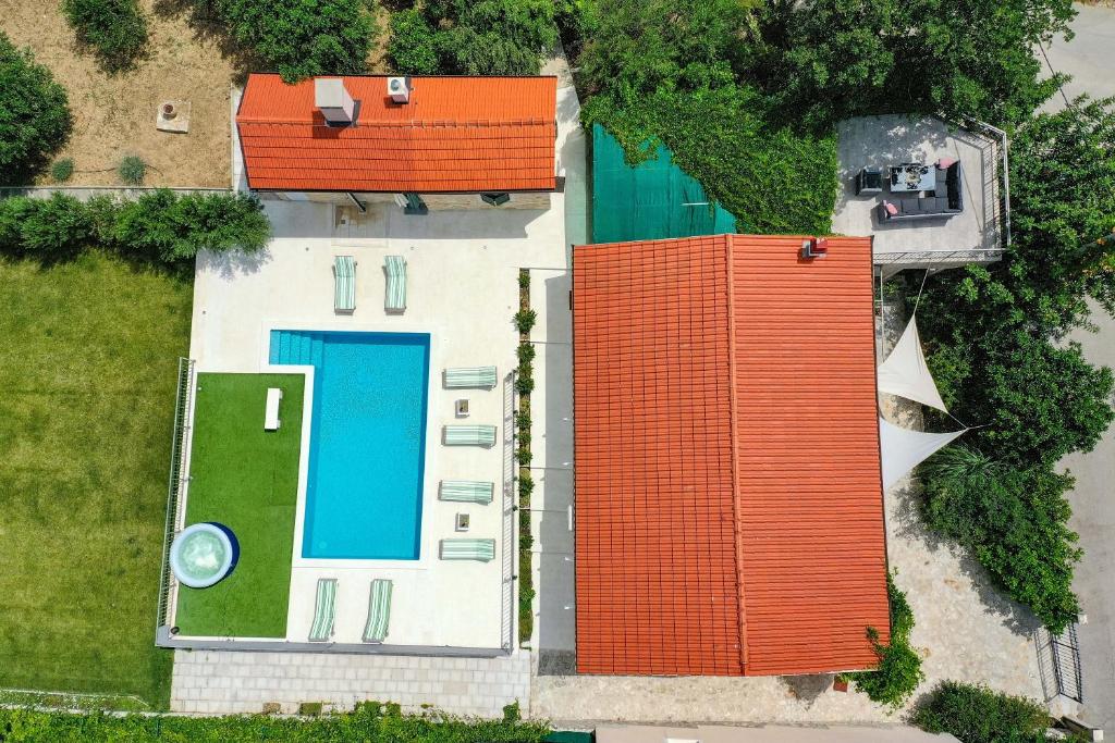Bazén v ubytovaní Home Away from home with outdoor pool, botanical garden and a beautiful sea view alebo v jeho blízkosti