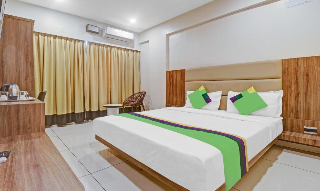 Habitación de hotel con cama y escritorio en Treebo Trend Silver Key- Marathahalli, en Bangalore