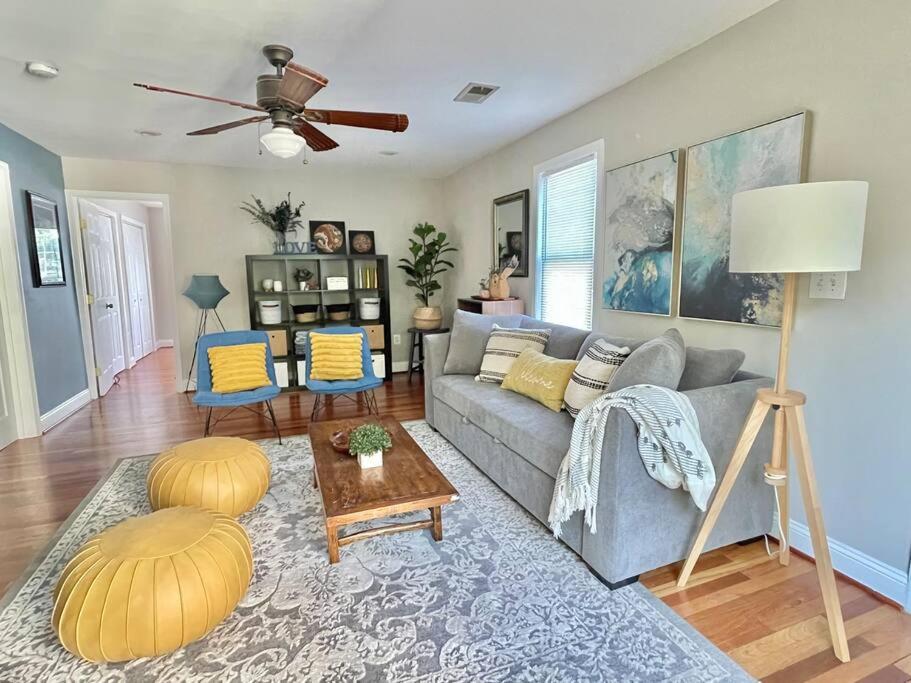 ein Wohnzimmer mit einem Sofa und einem Tisch in der Unterkunft Brand New, Cozy, Modern, One-bedroom Apartment in Falls Church