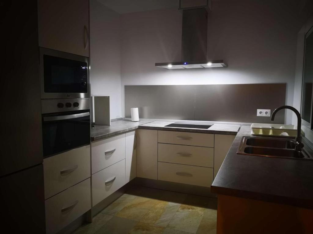 Kuchyň nebo kuchyňský kout v ubytování Precioso chalet de diseño a pie de playa nuevo.