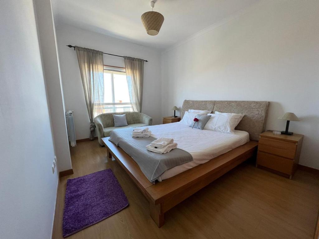 sypialnia z dużym łóżkiem i kanapą w obiekcie Amazing Lodge by the Ocean - Fully equipped! w mieście Ericeira