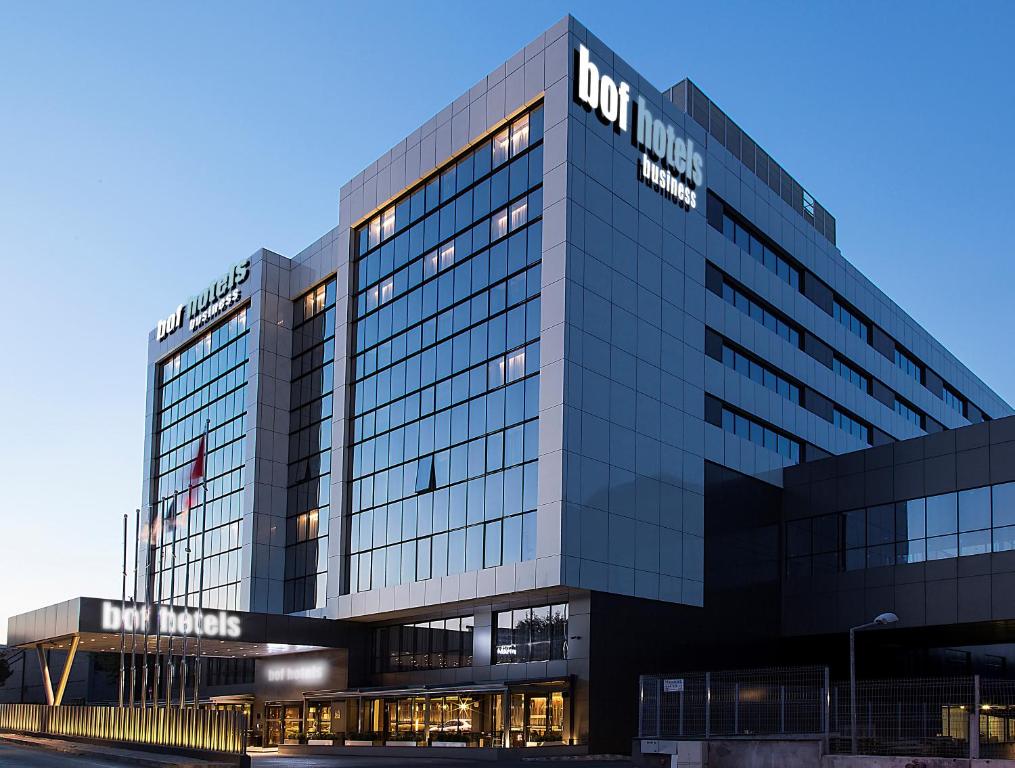 um edifício preto alto com muitas janelas em Bof Hotels Business em Istambul