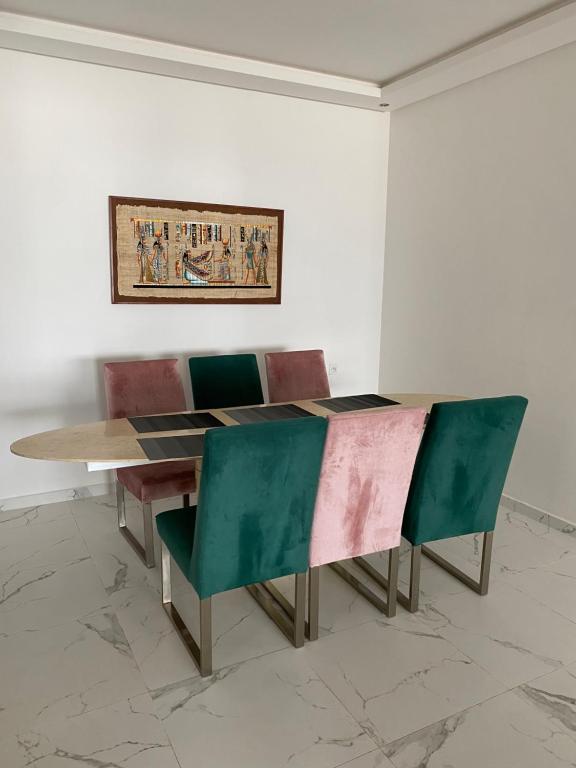 Lovely 4-bedroom condo with pool - شقة
