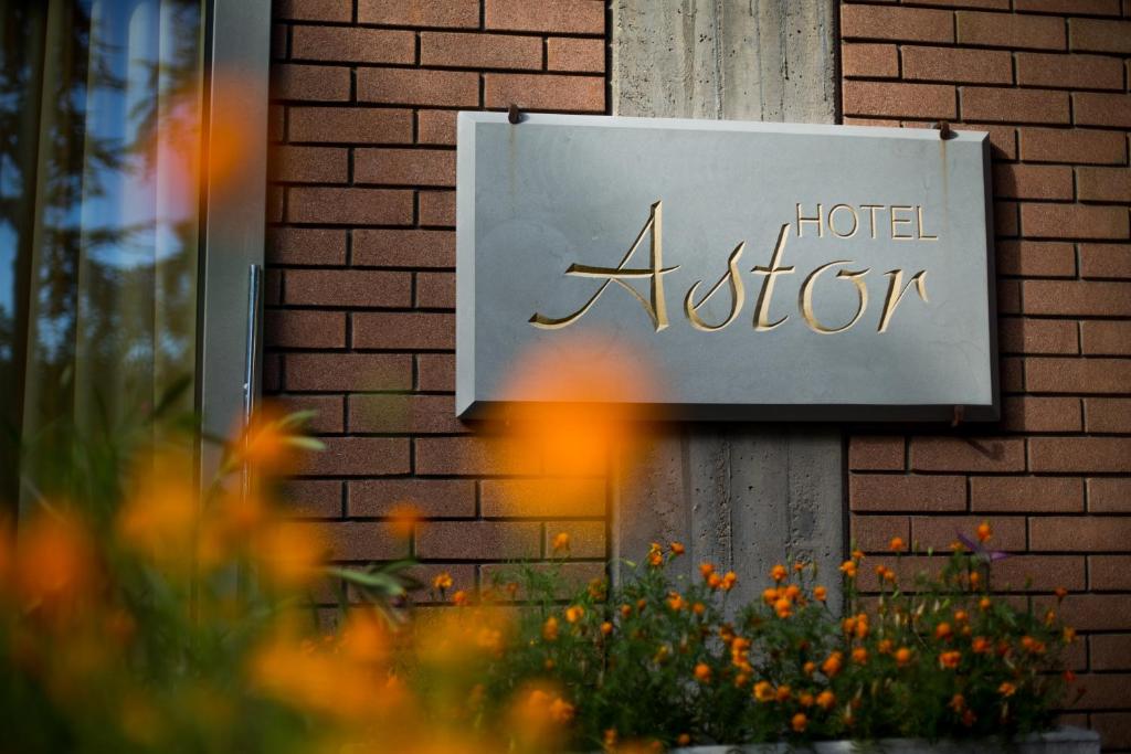 znak na boku ceglanego budynku z kwiatami w obiekcie Hotel Astor w mieście Modena