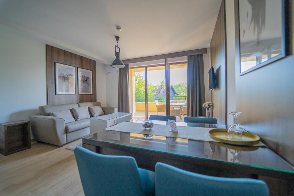 a living room with a couch and a table and chairs at Casa D Argento in Veliko Gradište