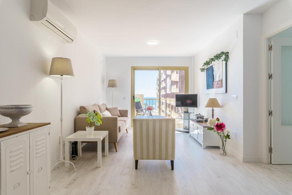 TV a/nebo společenská místnost v ubytování MalagaSuite Living Coast Fuengirola