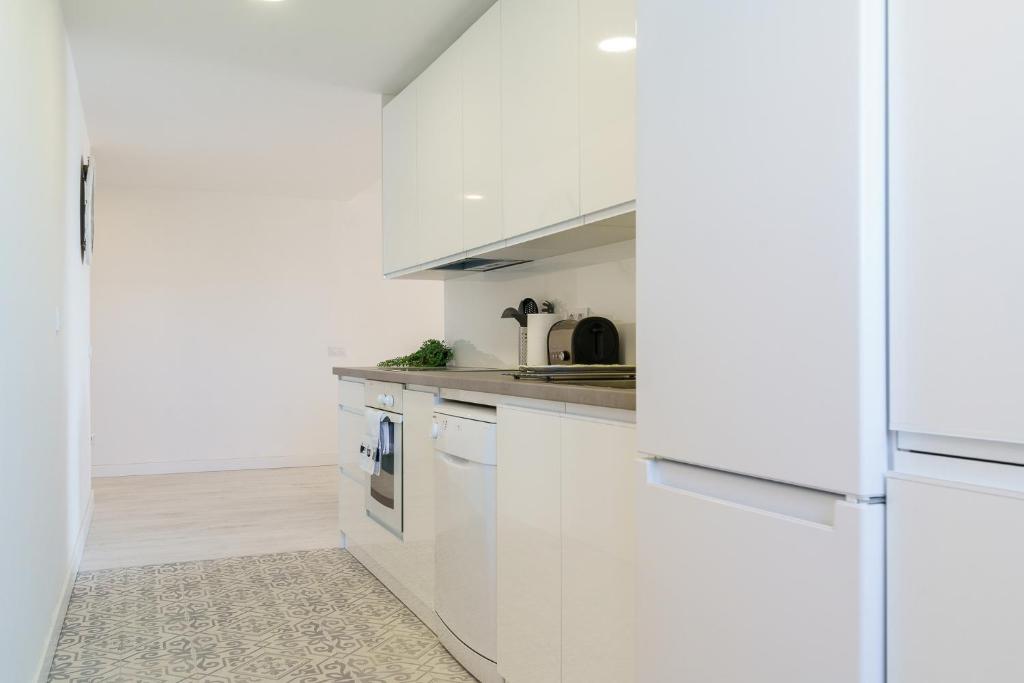 Kuchyň nebo kuchyňský kout v ubytování MalagaSuite Living Coast Fuengirola